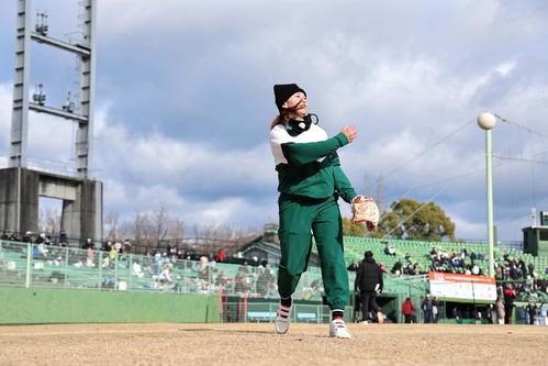 ダイナミックな投球フォームでソフトボールを投げる渋野（撮影・上田博志）