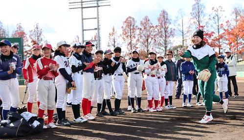 子供たちの拍手を受けながらキャッチボールをする渋野（撮影・上田博志）