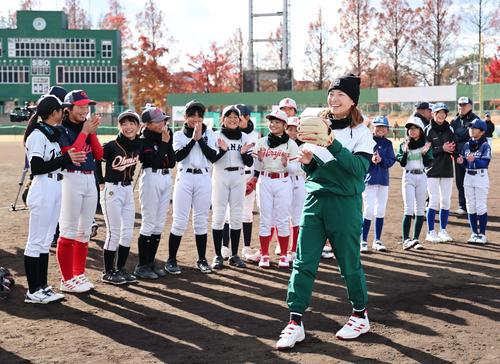 キャッチボールをする渋野は子供たちの拍手に笑顔を見せる（撮影・上田博志）