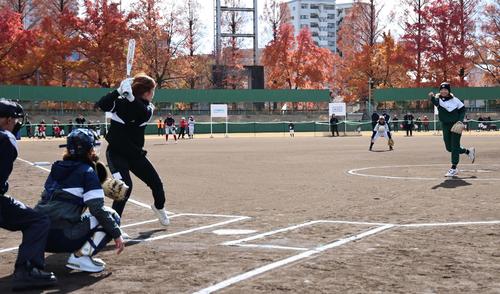 始球式でソフトボール元日本代表の原田と対戦する渋野（撮影・上田博志）