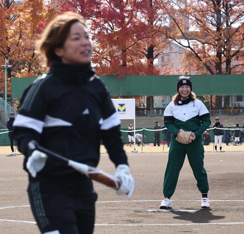 始球式でソフトボール元日本代表の原田（左）と対戦した渋野はフライに打ち取り笑顔を見せる（撮影・上田博志）