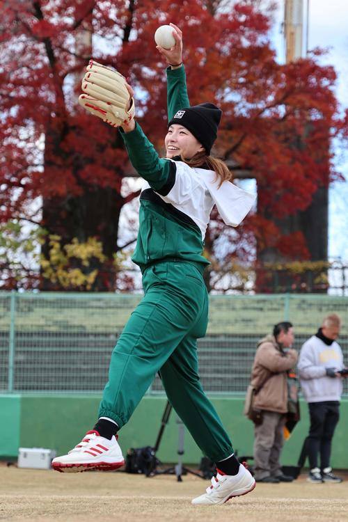 笑顔を見せながらソフトボールを投げる渋野（撮影・上田博志）