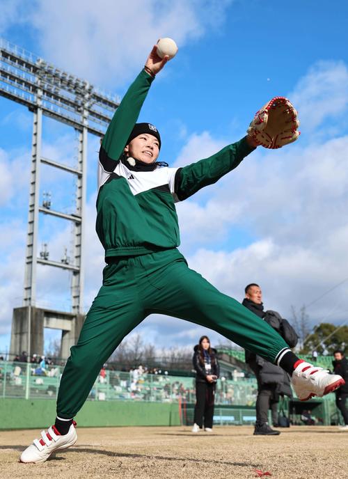 ダイナミックな投球フォームでソフトボールを投げる渋野（撮影・上田博志）