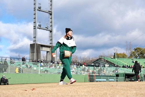 ダイナミックな投球フォームでソフトボールを投げる渋野（撮影・上田博志）