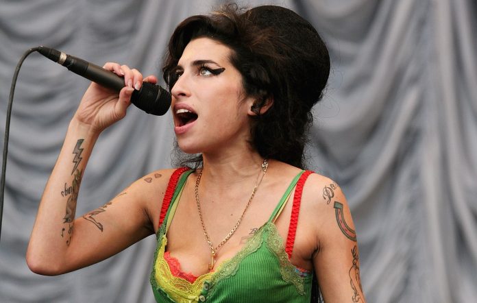 Bond Amy Winehouse live at Glastonbury in 2007