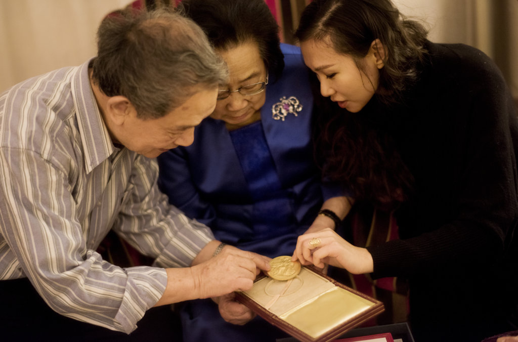 Tu Youyou showing her Nobel Medal