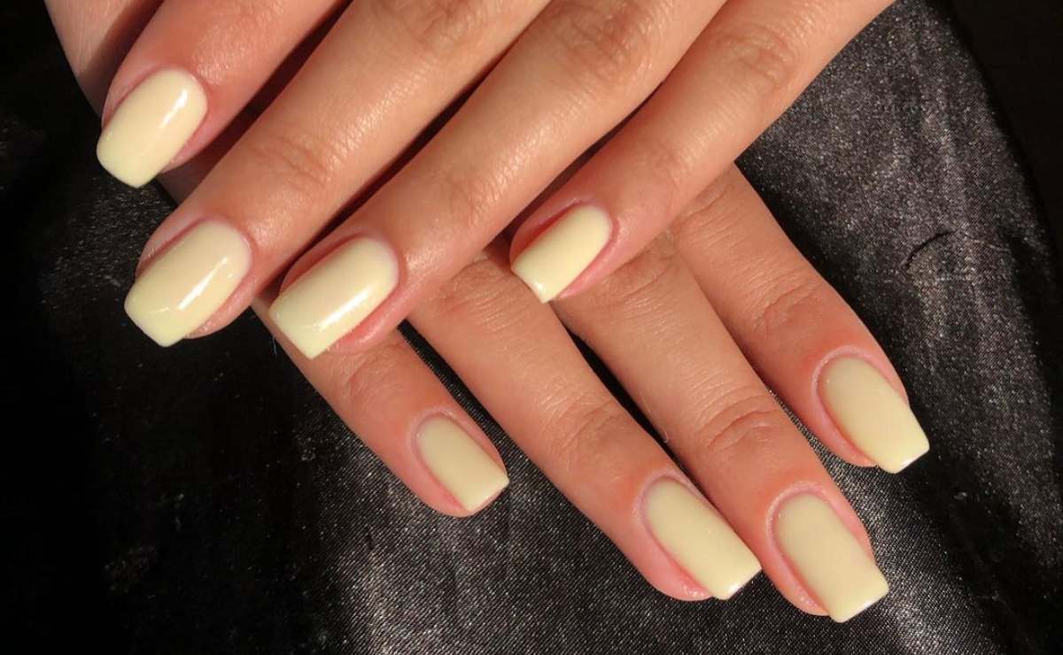 Uñas mantequilla, la tendencia elegante y combinable que adorarás