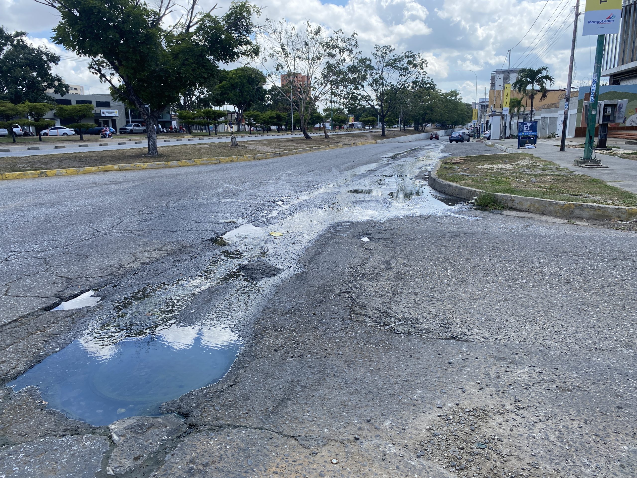 Colapso de cloacas en la avenida Venezuela causa estragos a los habitantes y comerciantes