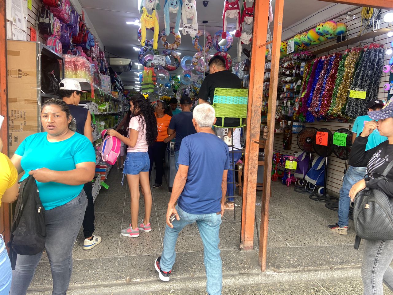 ¡Compras de últimas horas! Barquisimetanos se preparan para el regreso a clases