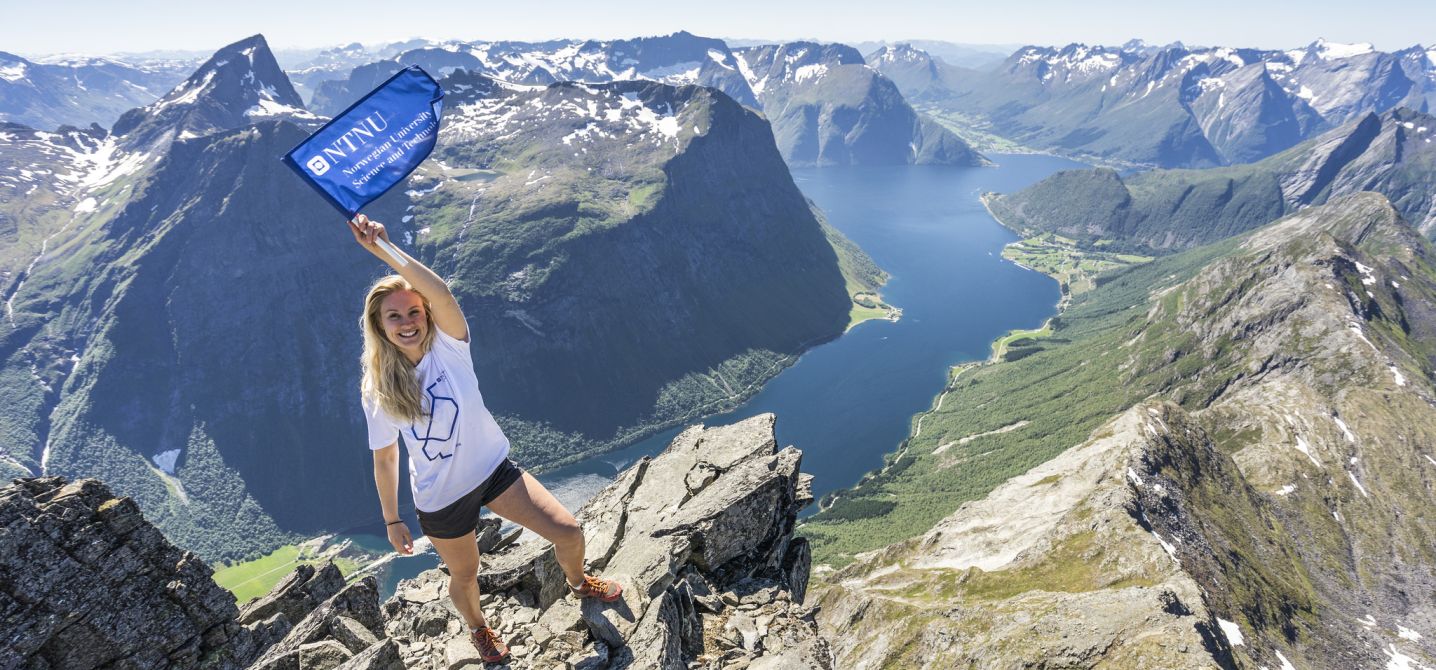 Person mountain hiking. Photo: Martin Nilsen / NTNU