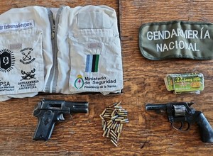 Secuestraron armas de un micro de Almirante Brown que viajaba a Mendoza para el partido contra Boca