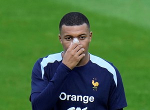 Video: Mbappé regresó a las prácticas con Francia tras fracturarse la nariz