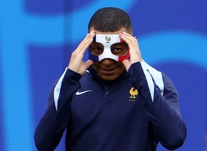 Video: Mbappé ya entrena con una máscara al mejor estilo Tortuga Ninja