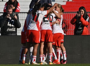 Fútbol femenino: River celebró una goleada histórica en el Monumental