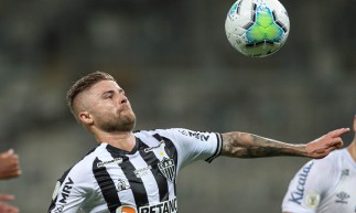 Atacante Eduardo Sasha com a bola no jogo Atlético-MG x Santos, no Mineirão, pelo Campeonato Brasileiro Série A