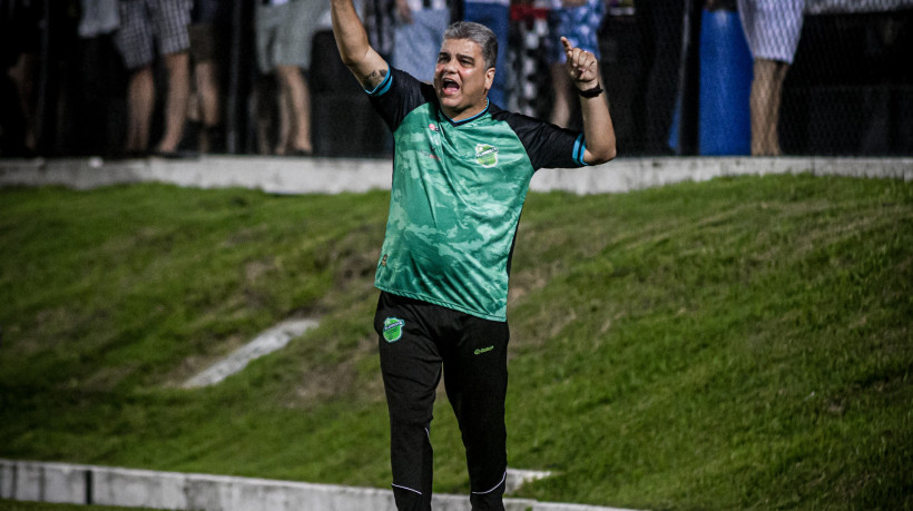 Marcelo Cabo, técnico do Floresta, comandando o time à beira do campo 