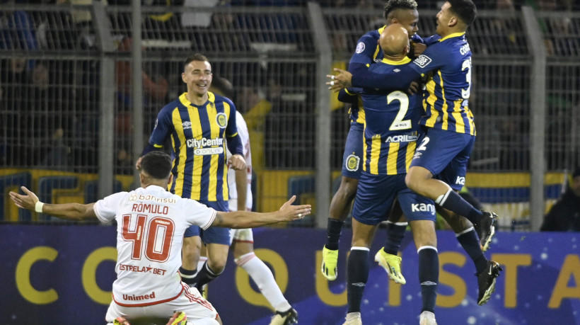 Jogadores do Rosário Central comemoram gol marcado diante do Internacional, no confronto de ida dos playoffs da Copa Sul-Americana  