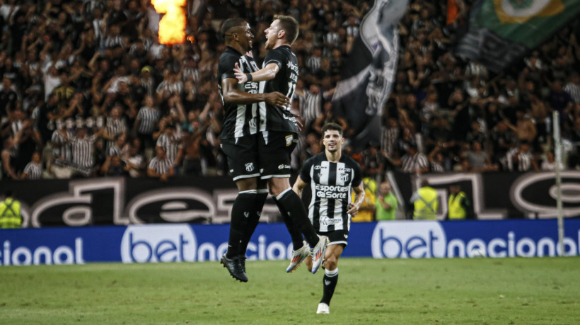 Saulo Mineiro e Aylon comemoram gol na vitória do Ceará 