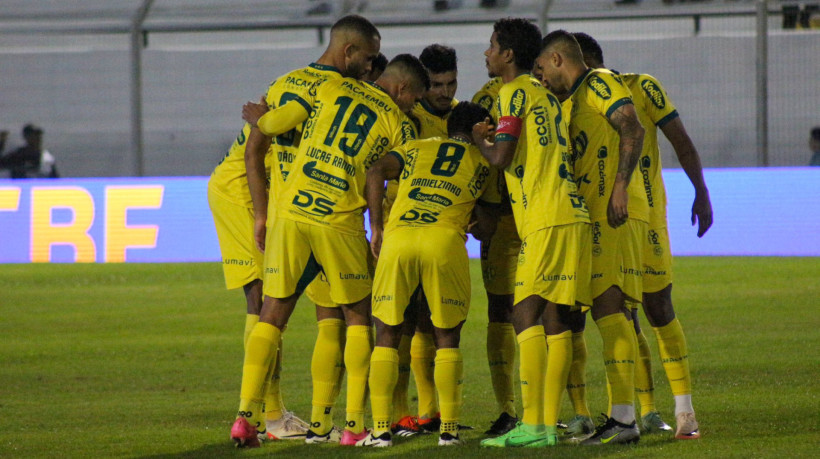 Elenco do Mirassol reunido antes de duelo pela Série B do Campeonato Brasileiro 2024 