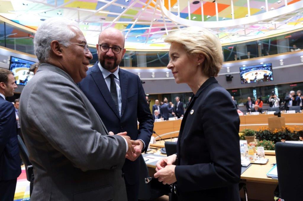 Primeiro-Ministro António Costa como Primeiro-Ministro  belga e futuro presidente do Conselho Europeu, Charles Michel, e a futura presidente  da Comissão Europeia, Ursula von der Leyen, no Conselho Europeu, Bruxelas, 17 outubro 2019 (foto: UE)