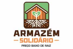 logotipo do programa Armazém Solidário. Desenho de uma casa laranja com um coração verde no meio, de onde saem raízes que se infiltram na terra.