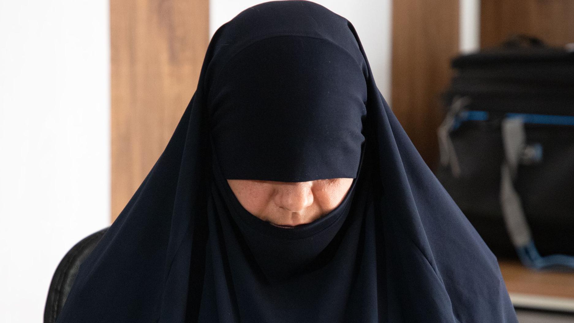 Umm Hudaifa, la primera esposa del fallecido líder de EI Abu Bakr al Baghdadi, se encuentra en prisión en Irak. (Foto: BBC).