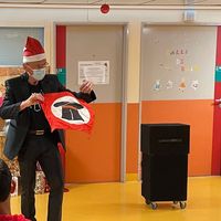 Des magiciens de l'association Magie à l'hôpital font un spectacle aux enfants de l'hôpital de Clocheville. Image d'illustration.