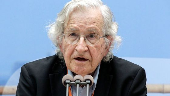 Avram Noam Chomsky, professeur de linguistique au M.I.T, prononçant un discours dans la salle plénière de l'ancien Bundestag allemand à Bonn.