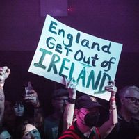 Des spectateurs au concert de Kneecap au Bowery Ballroom de New York, octobre 2023