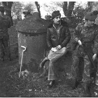 Le grand reporter Sorj Chalandon avec une patrouille écossaise en Irlande du Nord, en 1977