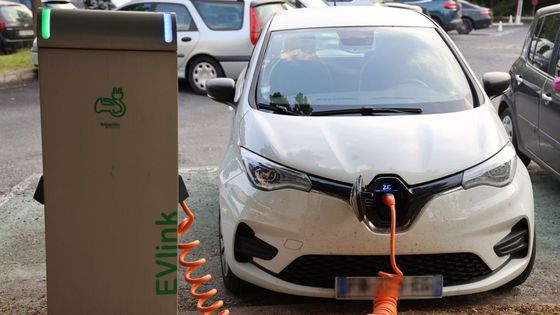 Voiture électrique rechargeant ses batteries à une borne de recharge électrique "EVlink", 23 juillet 2021