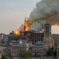 De la fumée s'élève alors que les flammes brûlent à travers le toit de la cathédrale Notre-Dame de Paris le 15 avril 2019 à Paris