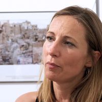 Véronique de Viguerie en 2018 dans son exposition sur le Yemen