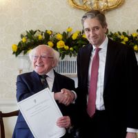 Michael D. Higgins serrant la main du nouveau Premier ministre irlandais Simon Harris