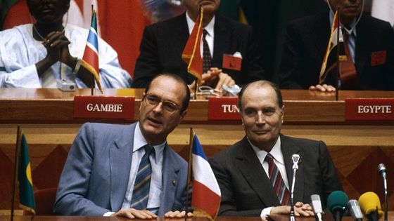 Le Premier ministre Jacques Chirac et le président François Mitterrand lors du 13e sommet franco-africain de Lomé entre le 13 et 18 novembre 1986