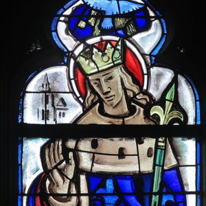 Saint Louis représenté sur un vitrail de la chapelle Saint-Barthélemy de la collégiale Notre-Dame de Poissy