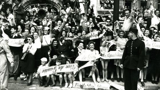 Le 26 août 1944 le peuple de Paris rend hommage au Général De Gaulle