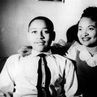 Emmett Louis Till, 14 ans, avec sa mère, Mamie Till-Mobley, chez lui à Chicago