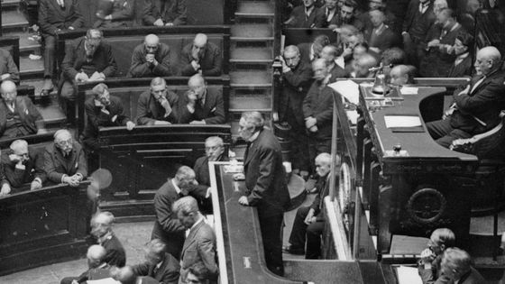 Le ministre français des Affaires étrangères Aristide Briand lors d'un discours en 1929.