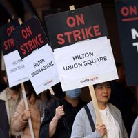 "En grève" : des employé.e.s de l'hôtel Hilton San Francisco Union Square manifestent le 3 septembre, en Californie.