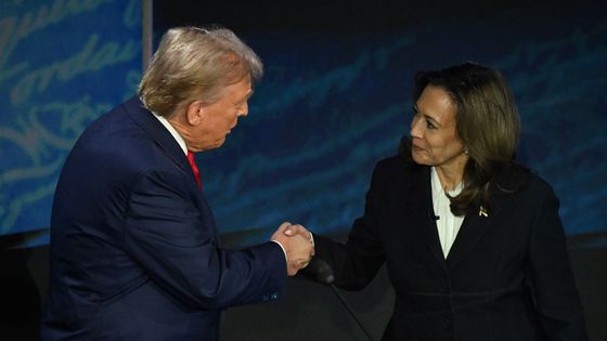 Kamala Harris et Donald Trump se serrent la main au début d'un débat présidentiel le 10 septembre 2024