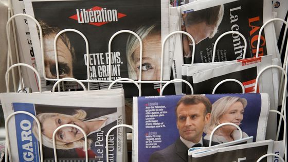 Les unes des quotidiens français au lendemain du premier tour de l'élection présidentielle, le 11 avril 2022