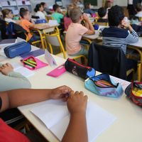 De Drancy à Marseille, de nombreuses collectivités financent désormais la cantine scolaire et les fournitures des élèves.