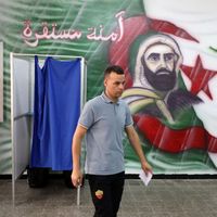 Un homme vote dans un bureau de vote lors de l'élection présidentielle, à Alger, le 7 septembre 2024.