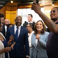 La vice-présidente et candidate démocrate Kamala Harris pose pour un selfie avec le sénateur Raphael Warnock à Atlanta en juillet 2024, Géorgie.