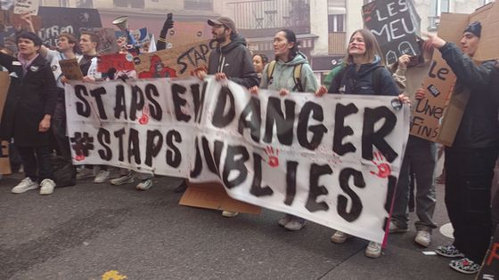 Une soixantaine d'étudiants en STAPS faisaient partie des manifestants qui exigent une loi de finance pour les universités.