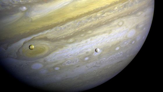 Jupiter et ses deux satellites : Io et Europa par Voyager 1 - 13 février 1979