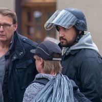 Alexandre Benalla, portant un casque de police et Philippe Mizerski, policier membre de l’état-major de la Direction de l’ordre public et de la circulation (DOPC), le 1er Mai 2018 à Paris