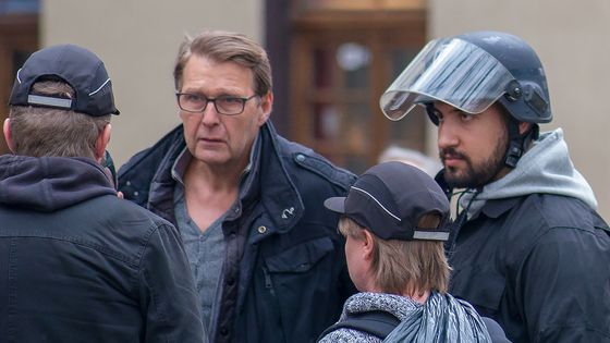 Alexandre Benalla, portant un casque de police et Philippe Mizerski, policier membre de l’état-major de la Direction de l’ordre public et de la circulation (DOPC), le 1er Mai 2018 à Paris