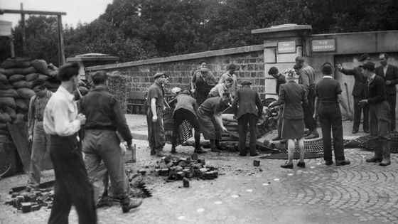 Le 22 août 1944, des parisiens font une barricade à l'angle Caulaincourt-Damrémont dans le 18ème, à l’appel du  Colonel Rol-Tanguy, chef des FFI,  pour la libération de Paris.